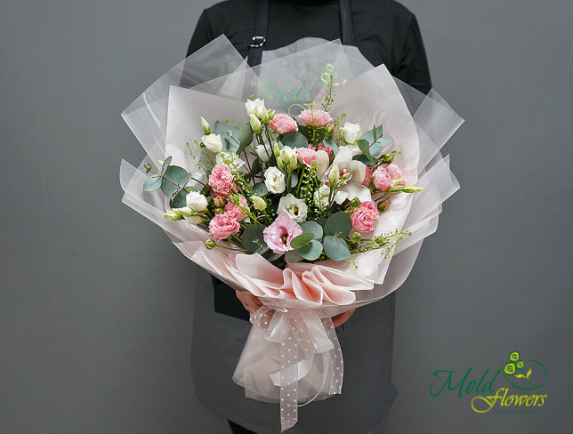 Bouquet of Bush Roses and White Eustoma photo